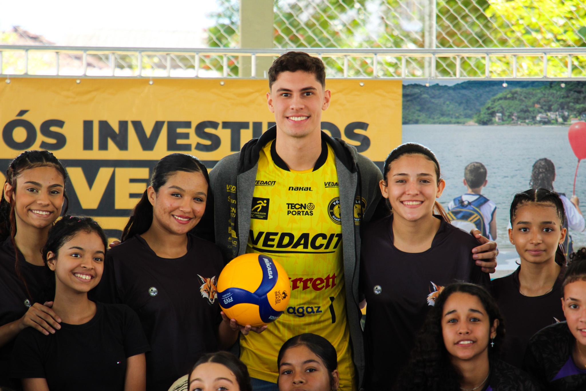 Atleta da Seleção Brasileira de vôlei realiza mentoria com estudantes de escolas municipais de São Vicente