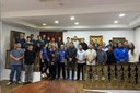 Atletas dos Jogos da Juventude recebem homenagem em visita ao Paço Municipal
