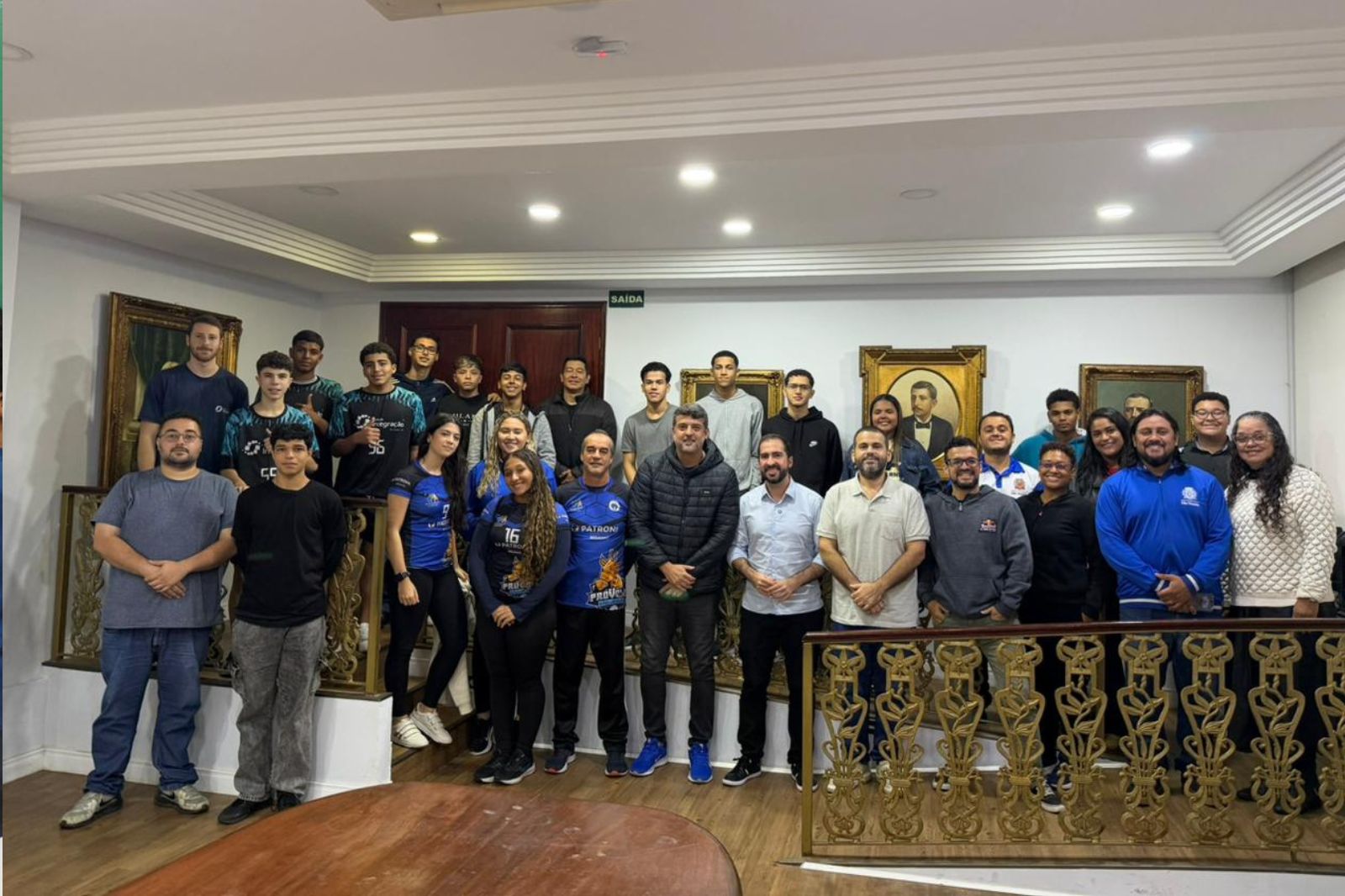 Atletas dos Jogos da Juventude recebem homenagem em visita ao Paço Municipal