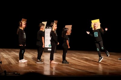 Atores mirins de escola de São Vicente brilham em apresentação no Festival Santista de Cenas Teatrais