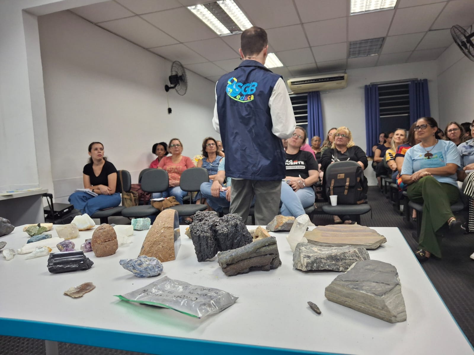 Aula inaugural de trilha formativa para professores faz uma viagem pelo tempo geológico