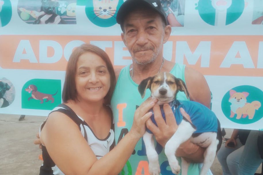 AUmor à primeira vista: casal vicentino é “escolhido” por cachorrinho em Evento de Adoção