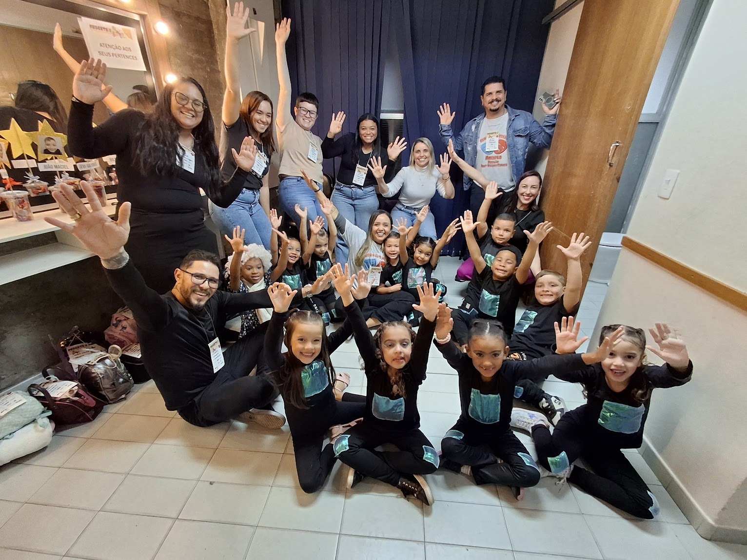 Autora do best-seller “A menina da Cabeça Quadrada” parabeniza crianças da AMEI Narizinho por adaptação de obra em peça teatral