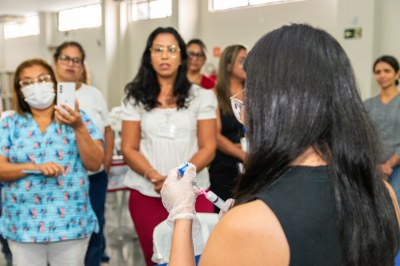 Auxiliares de enfermagem de São Vicente realizam treinamento de aplicação de benzetacil