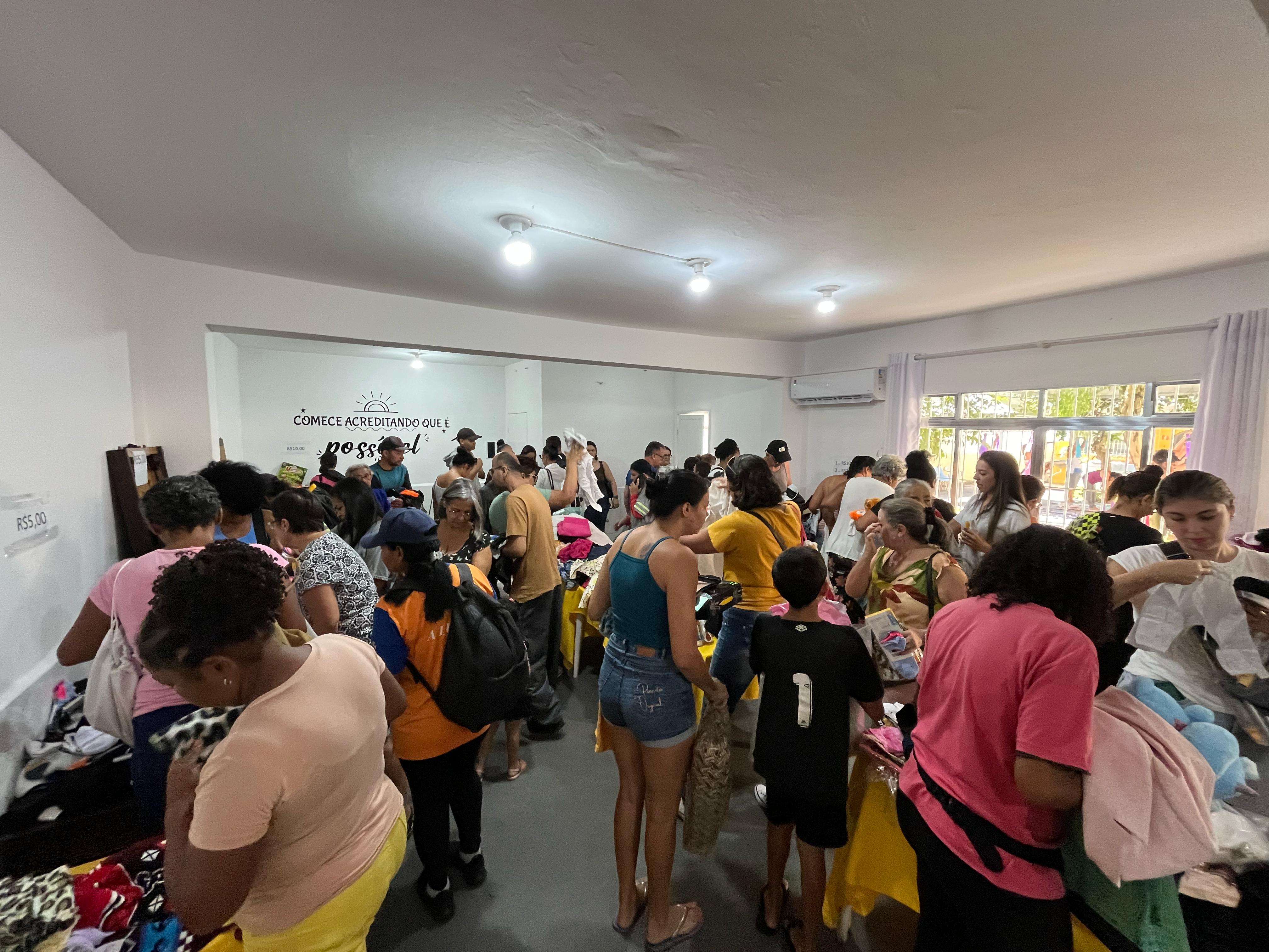 Bazar Solidário atrai grande público com roupas e itens acessíveis