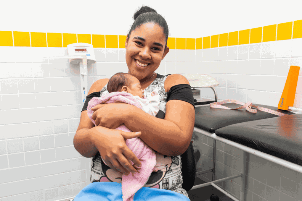 Bebê prematura se recupera graças à amamentação e cuidados em São Vicente