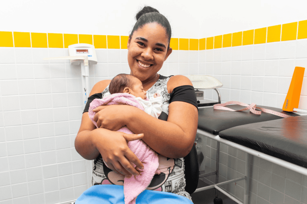 Bebê prematura se recupera graças à amamentação e cuidados em São Vicente