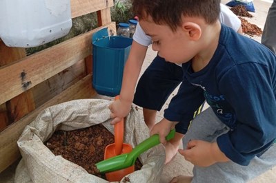 Bebês de creche do Jóquei Clube cultivam aprendizado e sustentabilidade com horta escolar