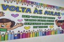 Boneca Emília recepciona alunos de AMEI em retorno às aulas na segunda-feira (28)