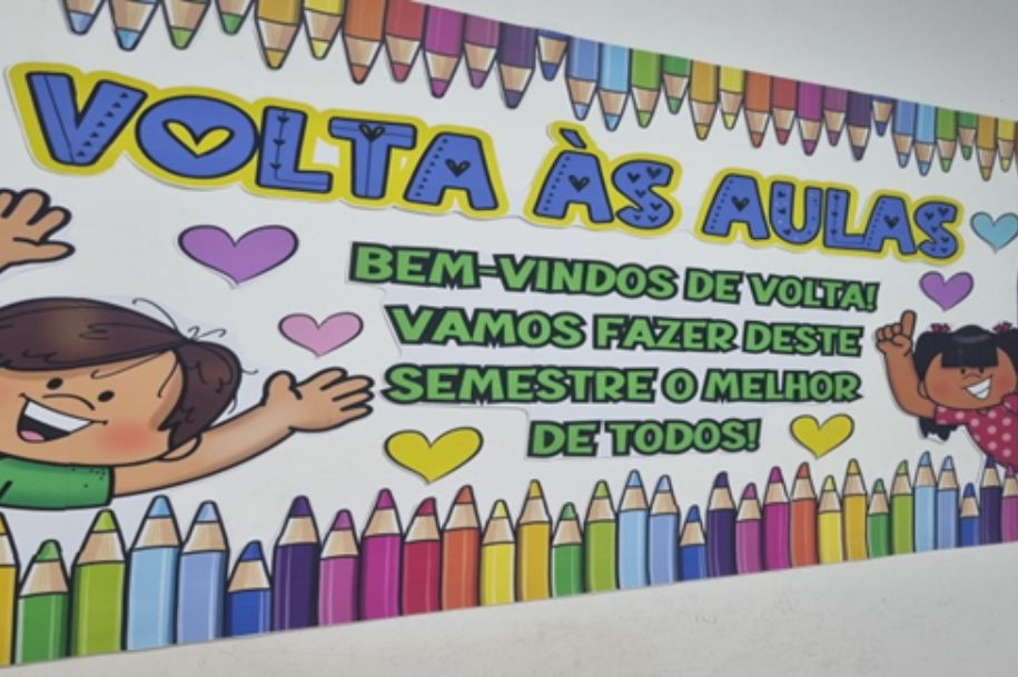 Boneca Emília recepciona alunos de AMEI em retorno às aulas na segunda-feira (28)