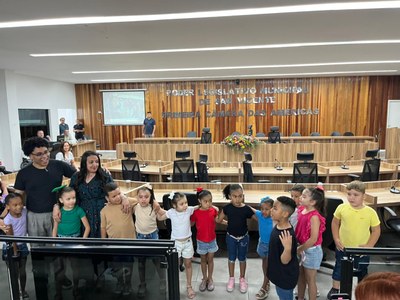 Câmara de São Vicente homenageia atores mirins da AMEI Narizinho com Diploma de Mérito Cultural