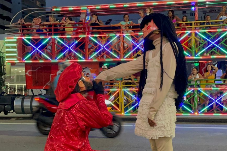 Carreta Fabulosa coloca personagens da Encenação para dançar com o público em São Vicente