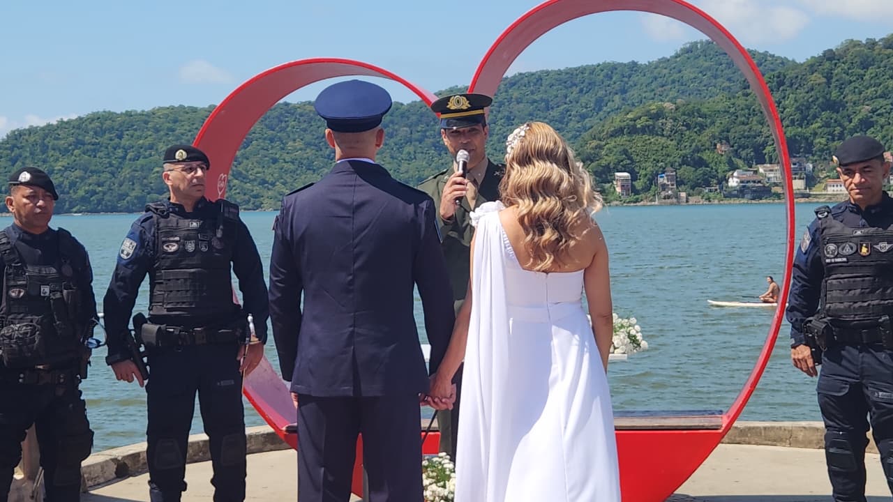 Casal celebra amor com renovação de votos no Píer dos Apaixonados, em São Vicente