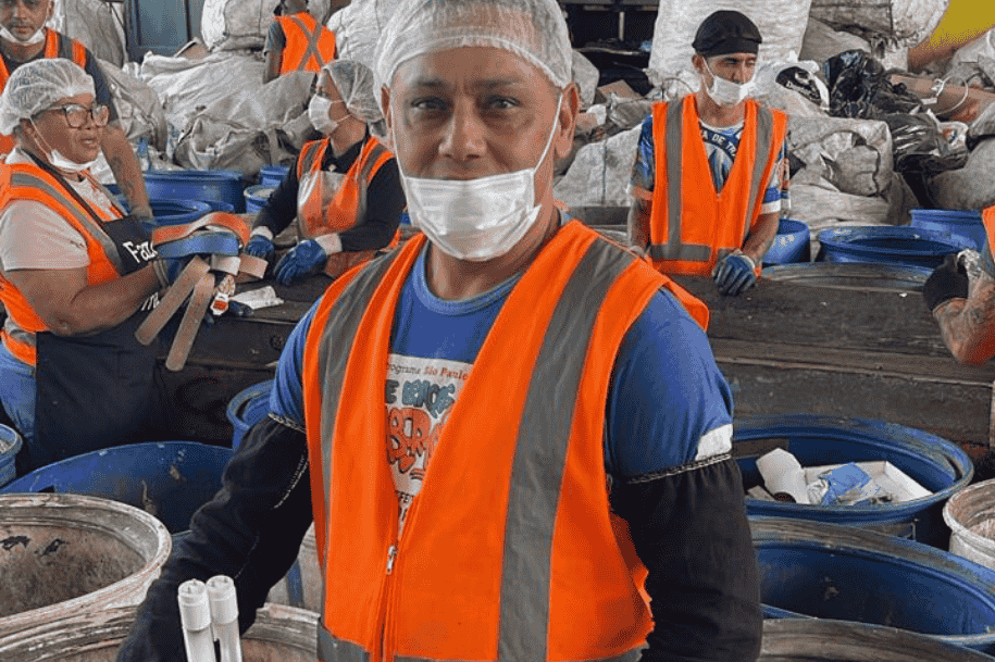 Coletando sonhos: Vicentino transforma vida através da reciclagem