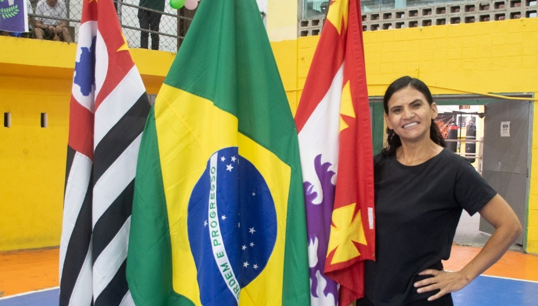 Com as mãos que comunicam o mundo, Intérprete de Libras traduz inclusão em São Vicente