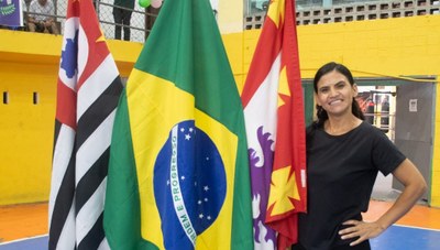 Com as mãos que comunicam o mundo, Intérprete de Libras traduz inclusão em São Vicente
