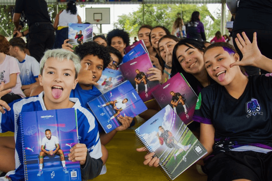 Com participação de ex-craque do Santos FC, alunos da UE Pastor Joaquim recebem cadernos autografados por Neymar Jr