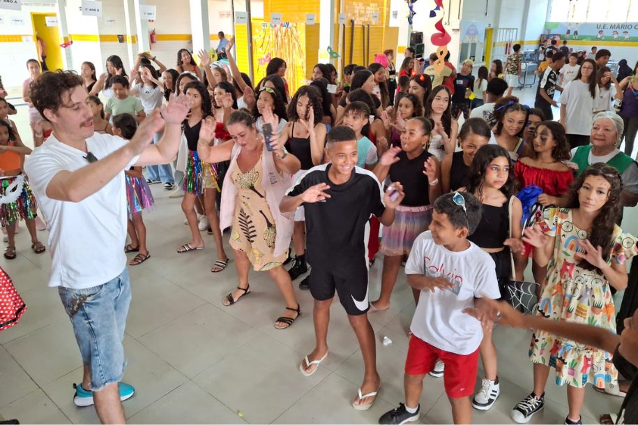 Com samba no pé, alunos comemoram Carnaval em escola da Área Continental