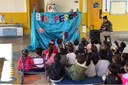 Com teatro de fantoches e museu itinerante, crianças de escola da Cidade Náutica aprendem educação ambiental de forma divertida