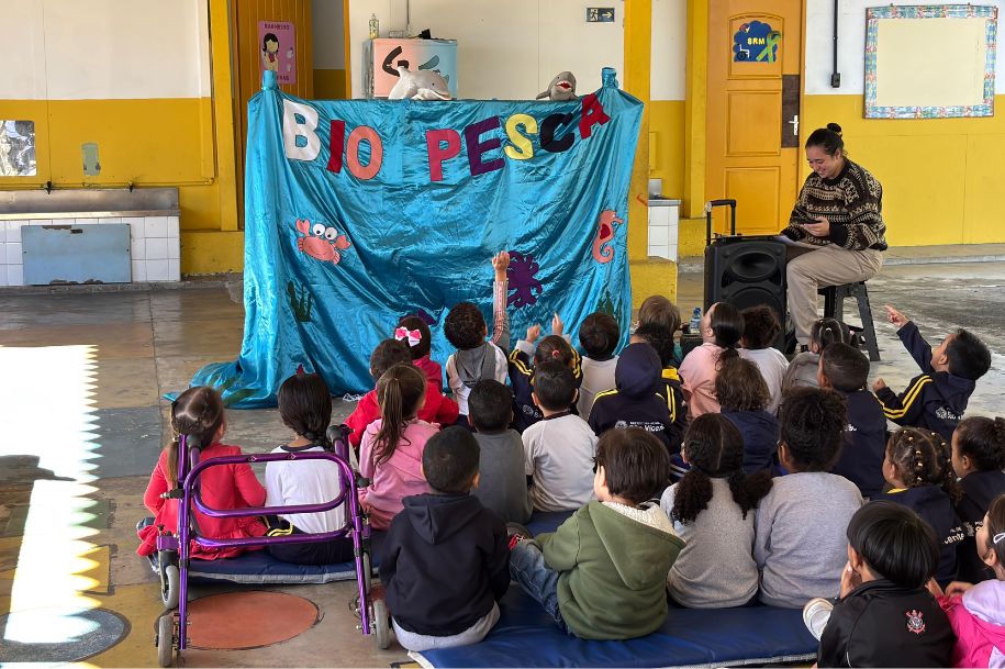 Com teatro de fantoches e museu itinerante, crianças de escola da Cidade Náutica aprendem educação ambiental de forma divertida