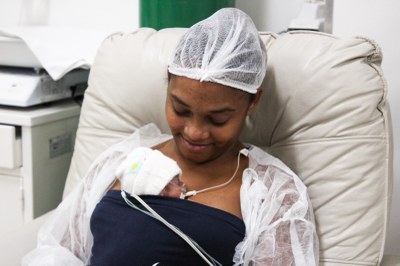 Começos saudáveis para futuros brilhantes: sessão de foto celebra a vida de bebês prematuros