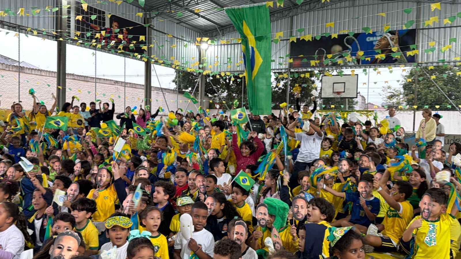 Comemoração em escola de São Vicente onde Neymar estudou corre o mundo após convocação