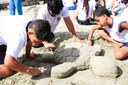 Alunos participam de oficina de escultura em areia e aprendem sobre biodiversidade marinha em São Vicente