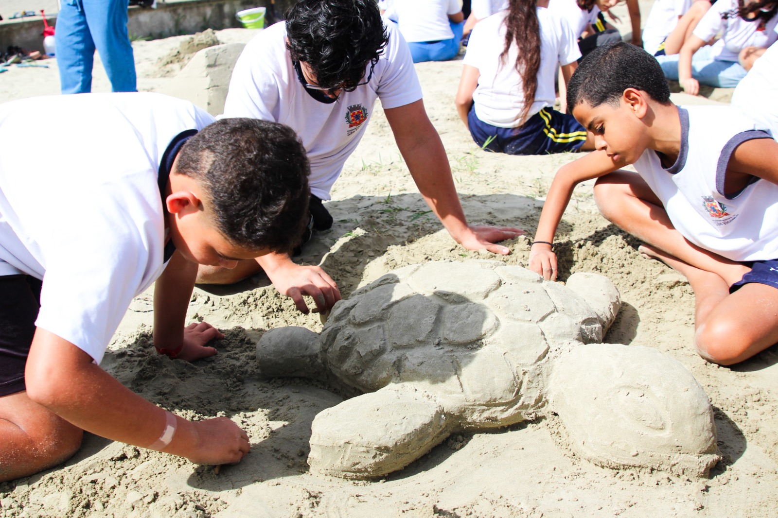 Alunos participam de oficina de escultura em areia e aprendem sobre biodiversidade marinha em São Vicente