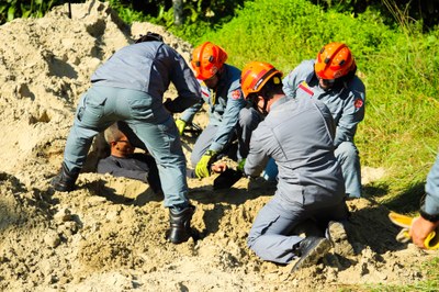 Corpo de Bombeiro, Prefeitura e Exército Brasileiro realizam simulado de resgate em situações de soterramento