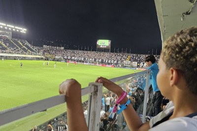 Criançada da UE Antônio Pacífico assiste show de Neymar na Vila Belmiro