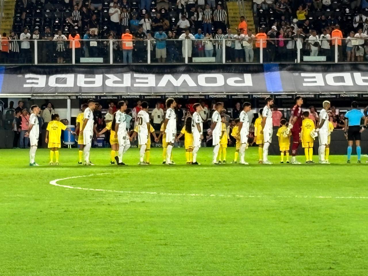 Crianças da rede municipal de São Vicente entram em campo com jogadores do Santos FC