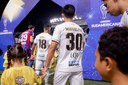 Crianças de São Vicente entram em campo com jogadores do Santos na Sul-Americana