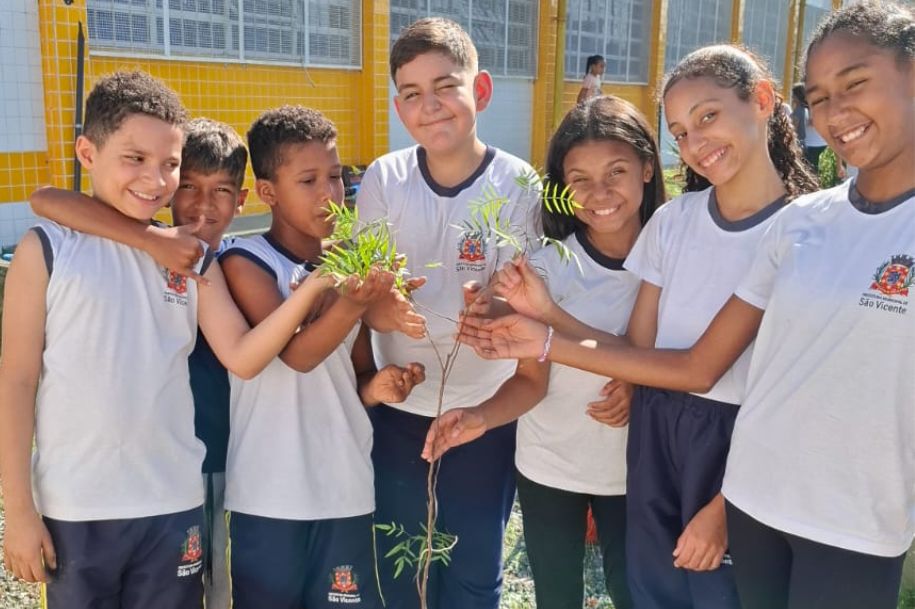 Crianças plantam árvores da Mata Atlântica em escola municipal do Humaitá