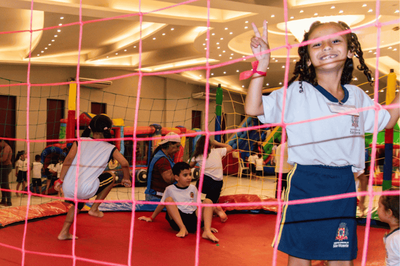 Crianças vivem dias mágicos em festa de Natal para alunos da rede municipal