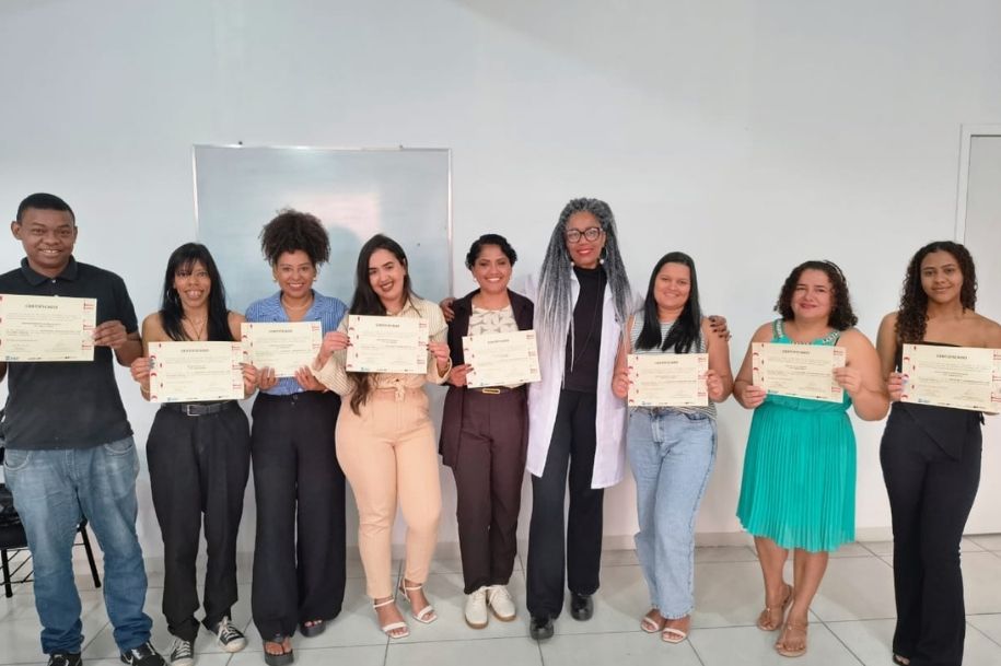 Curso de Administração e Inclusão Digital forma nova turma em São Vicente