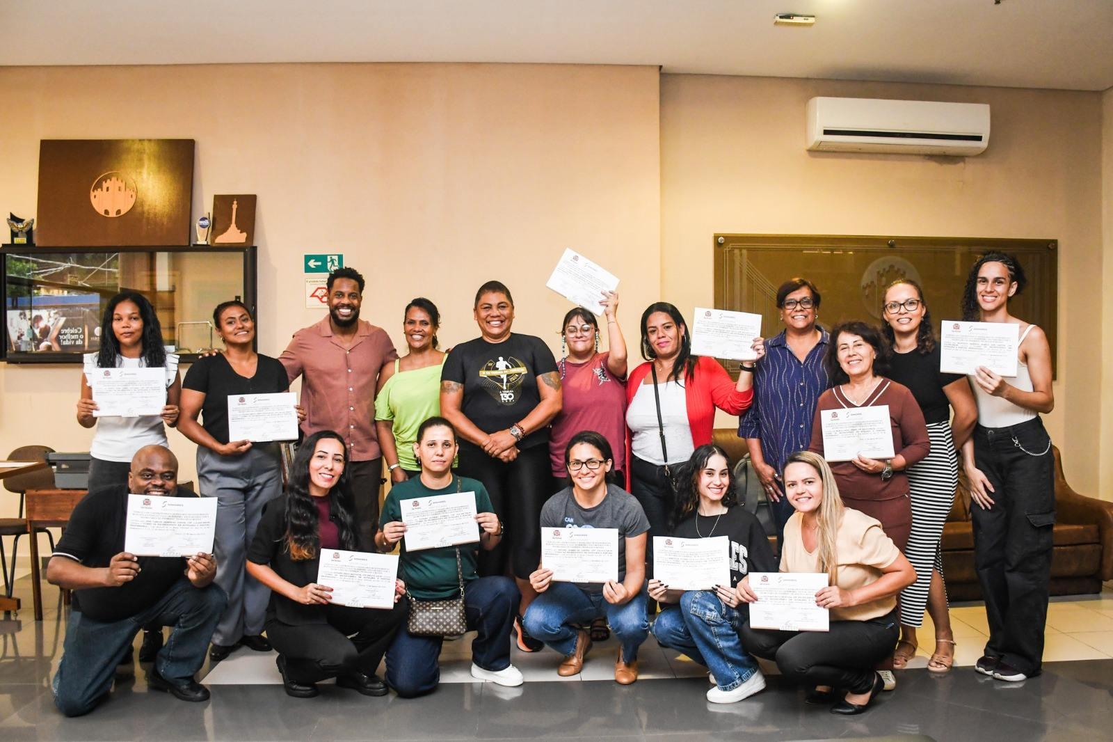 Curso de hotelaria capacita moradores para vagas no setor turístico