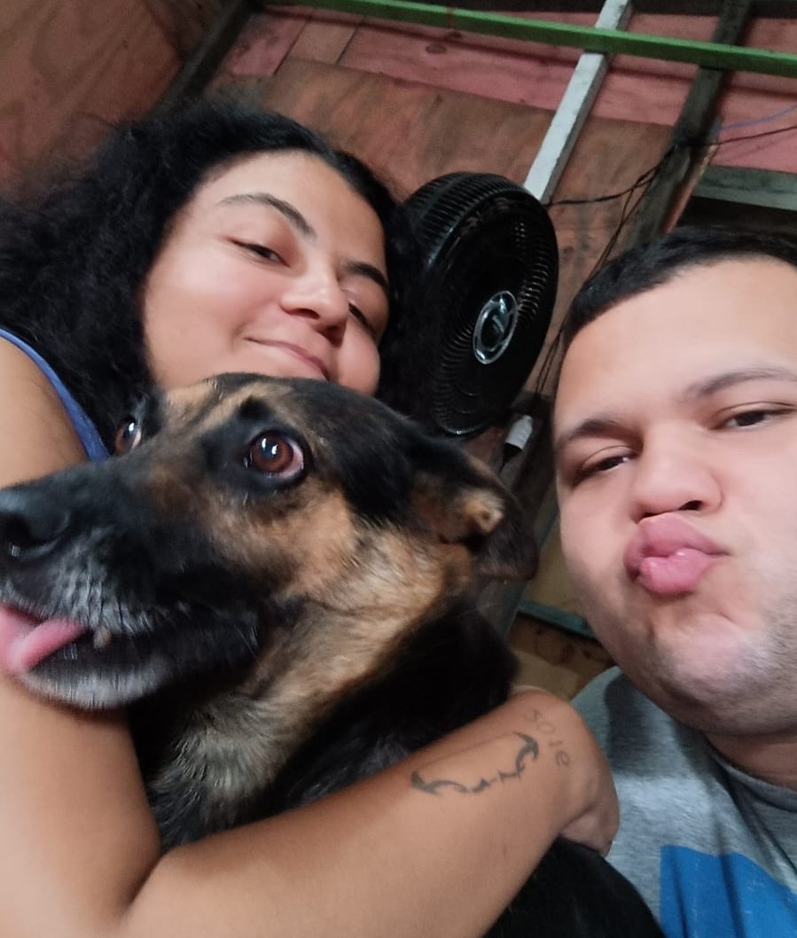 Dia dos animais: Conheça Dora, a cãzinha aventureira que conquistou uma família e ensinou o valor da adoção