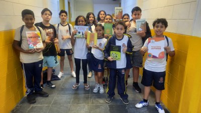 Dia Nacional do Livro: corredores de escola viram espaço de leitura no Humaitá