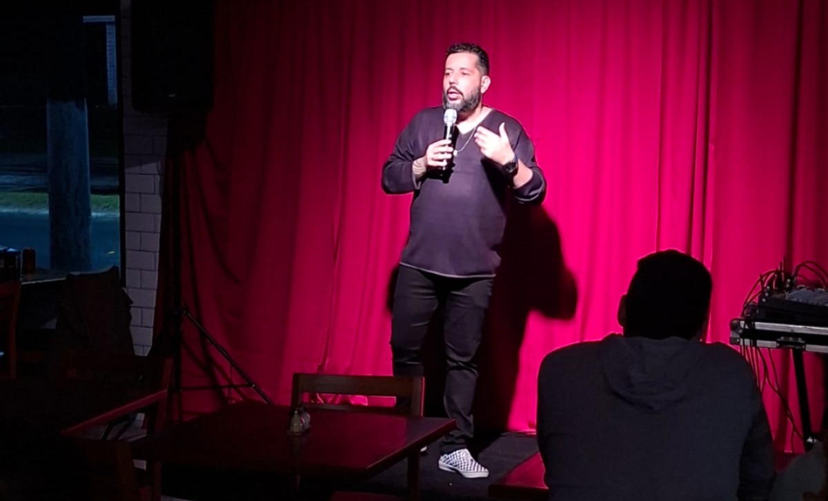 Do bairro ao palco, humorista leva a vivência vicentina para a comédia