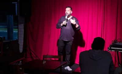 Do bairro ao palco, humorista leva a vivência vicentina para a comédia