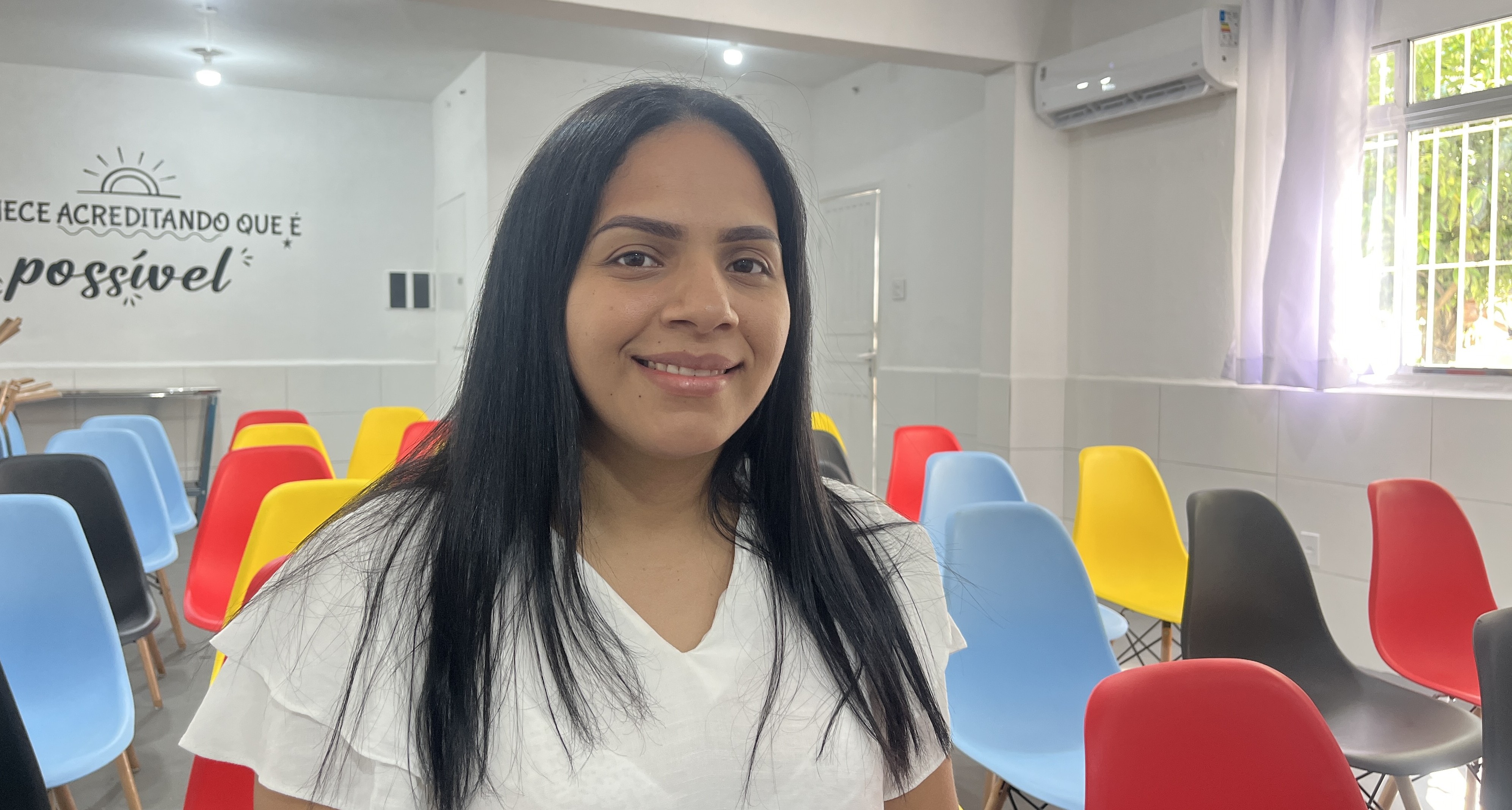 Do refúgio à realização: Conheça Adriana Sarai, empreendedora venezuelana que costurou seu próprio futuro em São Vicente