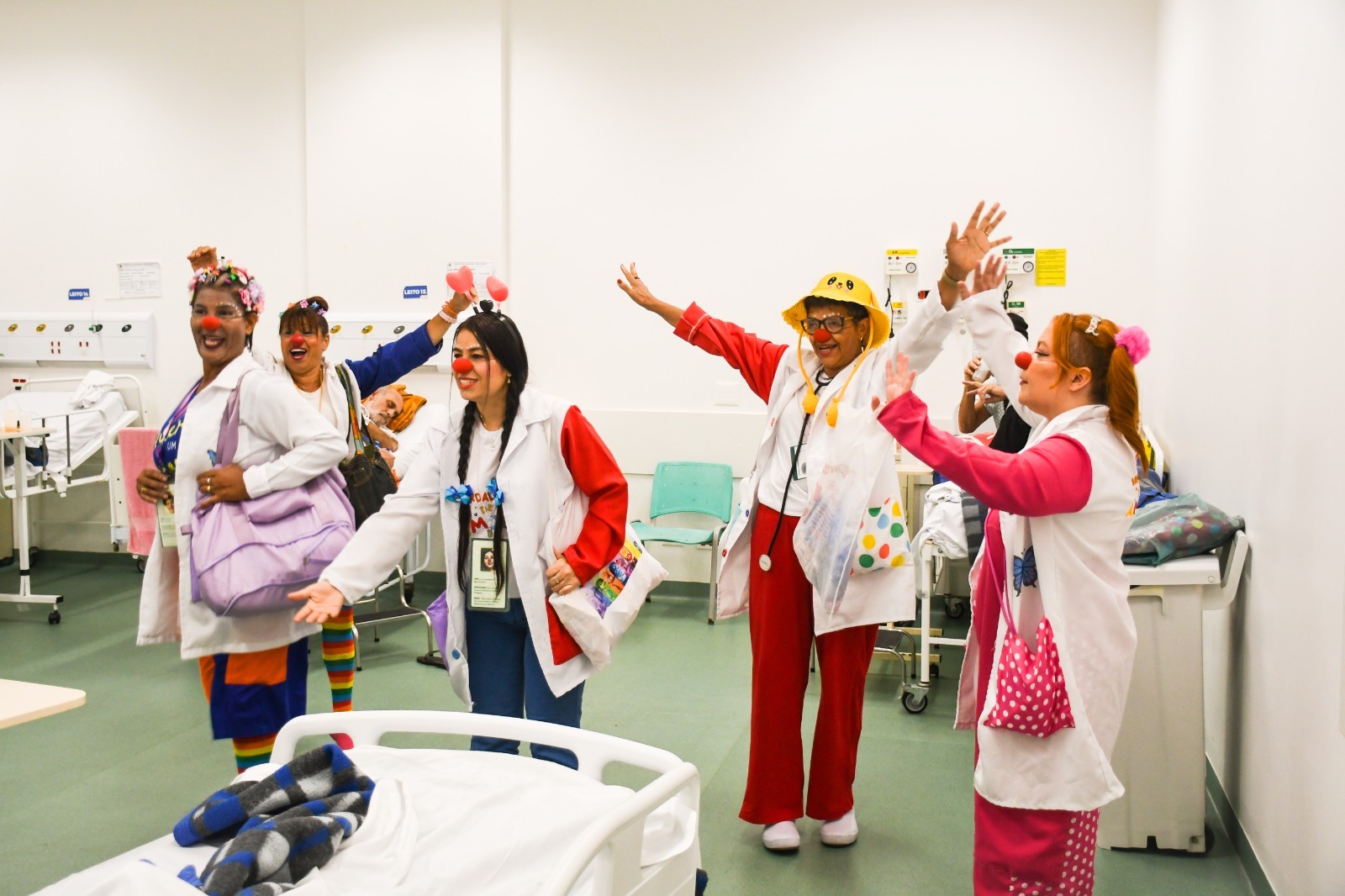 Doutores do Riso levam diversão e alegria a pacientes do Hospital do Vicentino