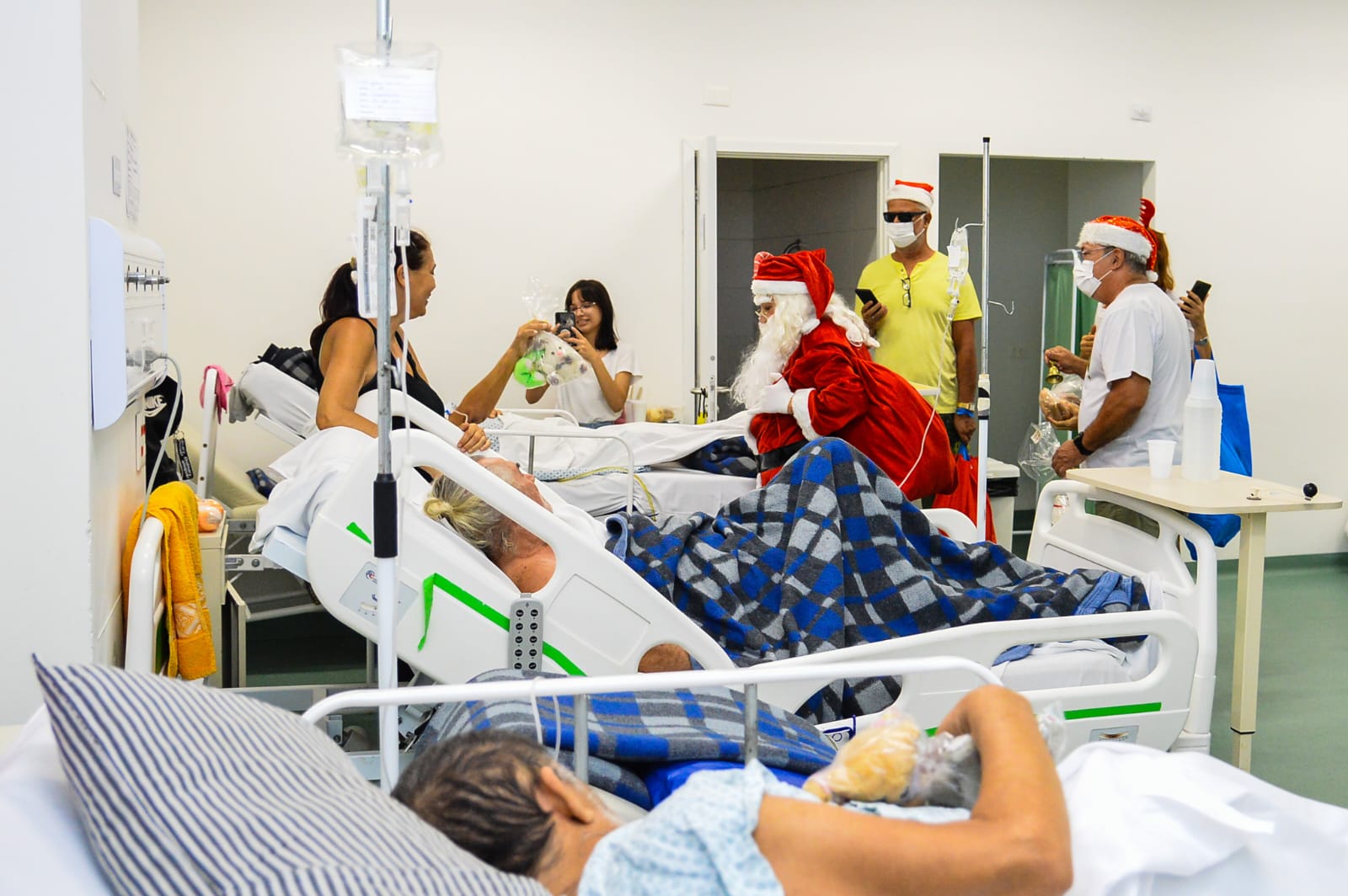 É Natal! Pacientes do Hospital do Vicentino recebem a visita do Papai Noel