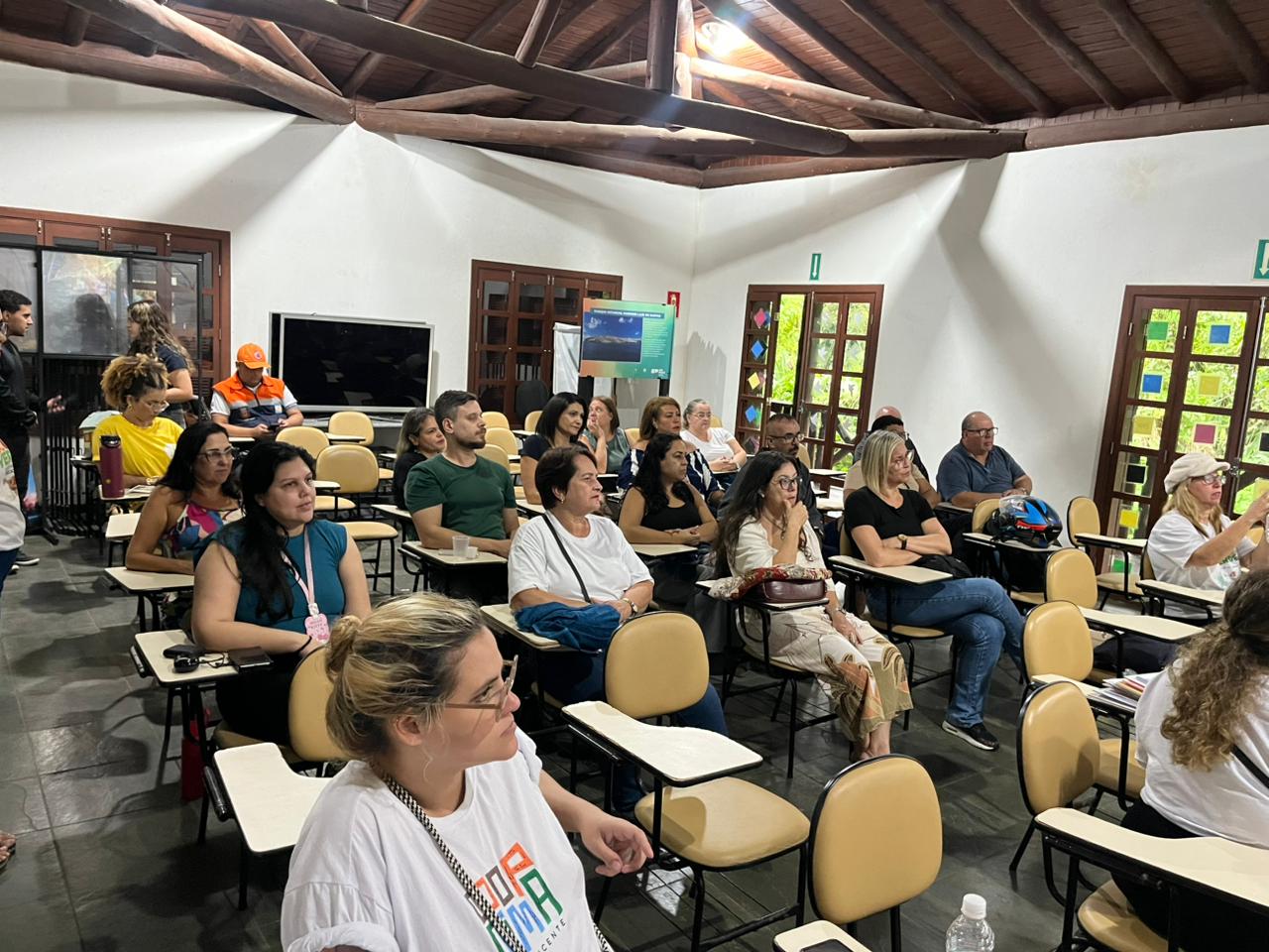 Educação para prevenir: professores de São Vicente fortalecem cultura ambiental em Parada Pedagógica