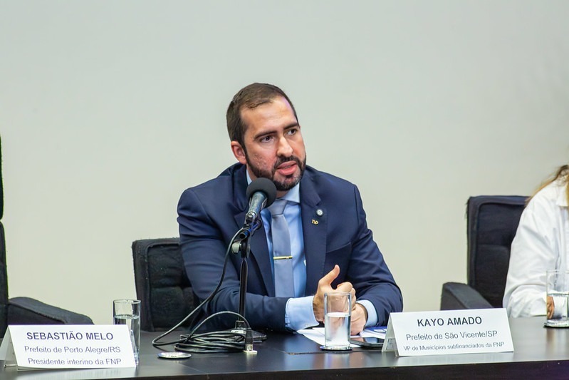 Em Brasília, prefeito Kayo Amado cobra revisão de repasses aos municípios e solicita aporte do Governo Federal na saúde de São Vicente