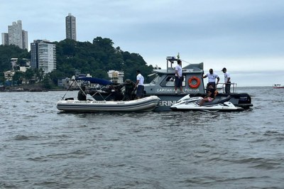 Em fiscalização marítima, GCM e Marinha abordam cerca de 15 embarcações em São Vicente