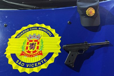 Em patrulhamento no feriado, GCM de São Vicente prende indivíduo com simulacro de arma de fogo