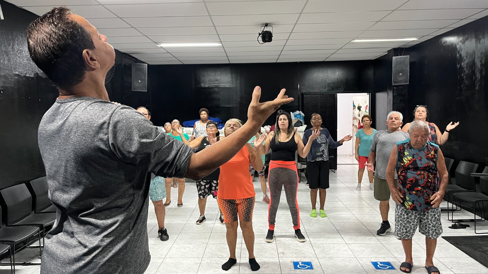 Entre corpo e mente: alongamento transforma rotina de alunos em São Vicente