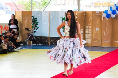 Escola de São Vicente vira “passarela” em desfile de roupas recicláveis