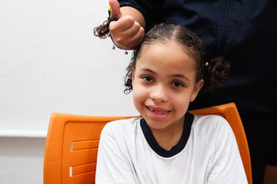Escola do Catiapoã celebra Dia Mundial do Cabelo Afro com workshop de tranças